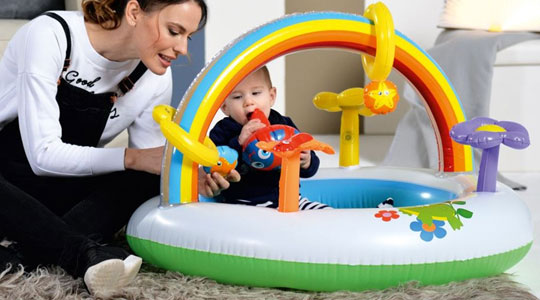 Grafik zum Thema Wasserspielzeug mit einer Mutter, die mit ihrem Kind im Planschbecken der Marke Bestway spielt