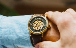 Klassische Armbanduhr an einem männlichen Handgelenk