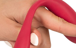 Kleine Grafik zum Thema Sextoy mit einer Damenhand, die einen roten Paarvibrator hält